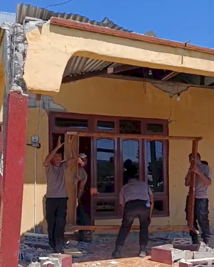 Sambangi Warga di Tengah Pascagempa, Binmas Polda NTT Bantu Evakuasi Barang dan Ingatkan Warga Waspada