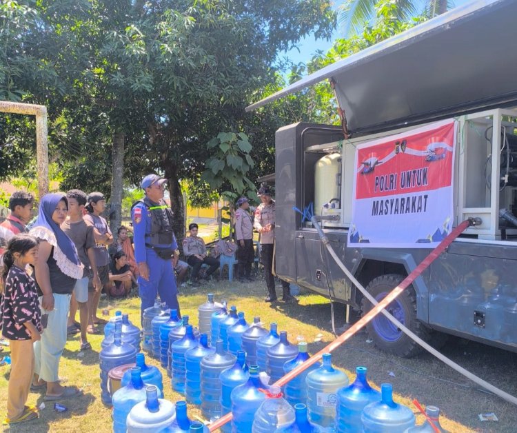 Polri Hadirkan Air Minum Bersih, Polda NTT Bantu Warga Terdampak Gempa di Kampung Watubaur