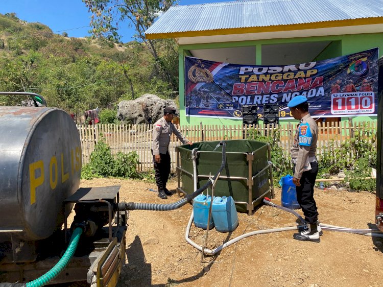 Polri melalui Polsek Riung Salurkan Air Bersih untuk Pengungsi Gempa di Tadho Tengah Ngada
