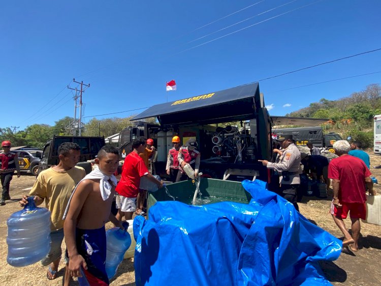 Kesulitan Air Minum Bersih, Polri melalui Brimob Polda Jateng Hadirkan Mobil Air Siap Minum untuk Pengungsi di Ronting
