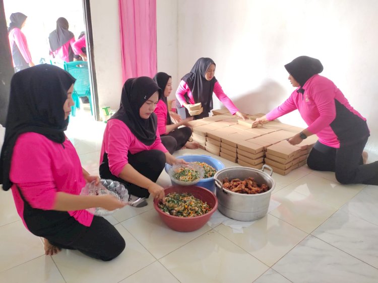 Kehangatan di Tengah Duka Gempa: Dapur Umum Polsek Komodo Tembus Pelosok Desa Sepang