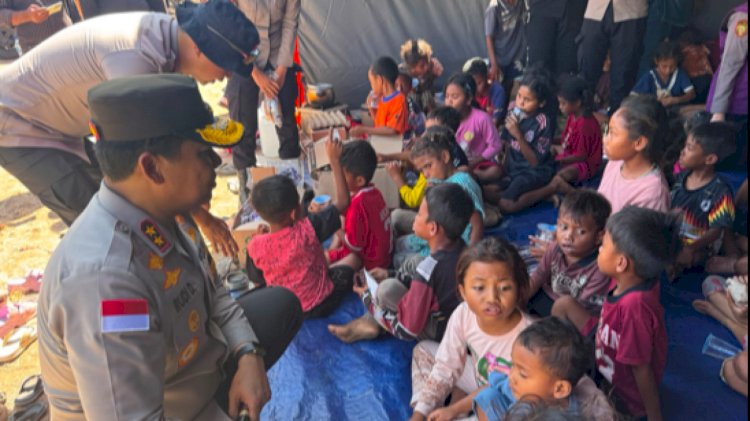 “Anak-Anak Korban Bencana Tak Boleh Kehilangan Harapan”, Pesan Kapolda NTT di Tengah Pengungsian Gempa