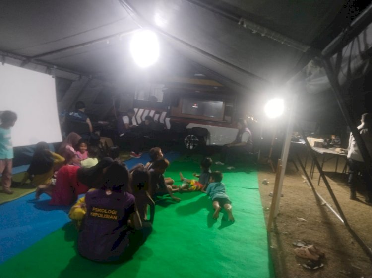 Polisi Hadirkan Hiburan untuk Anak-Anak Pengungsi Gempa Melalui Pemutaran Film di Tenda Pengungsian Gelora Samador Maumere