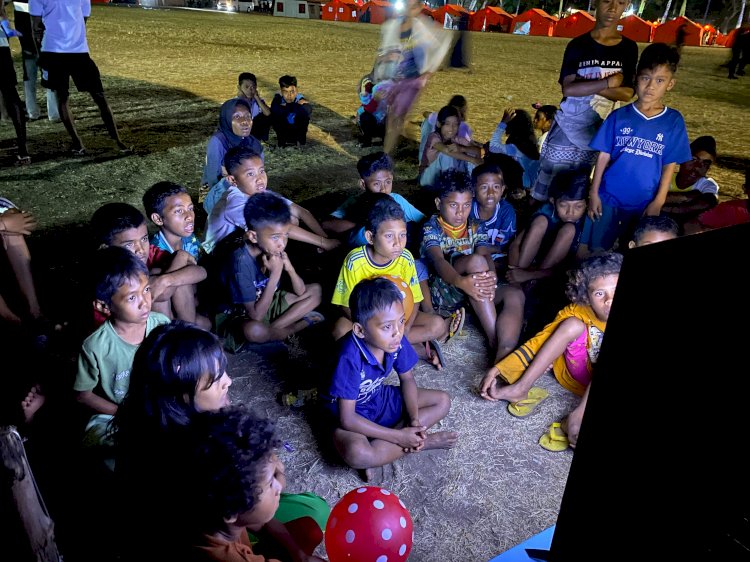 Polri Hadir, Anak-Anak Pengungsi Kembali Tersenyum Lewat Nonton Bersama