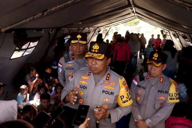 Polri Jaga Rumah Warga dan Bersihkan Puing, Hadir di Tengah Pemulihan Pascagempa Flores
