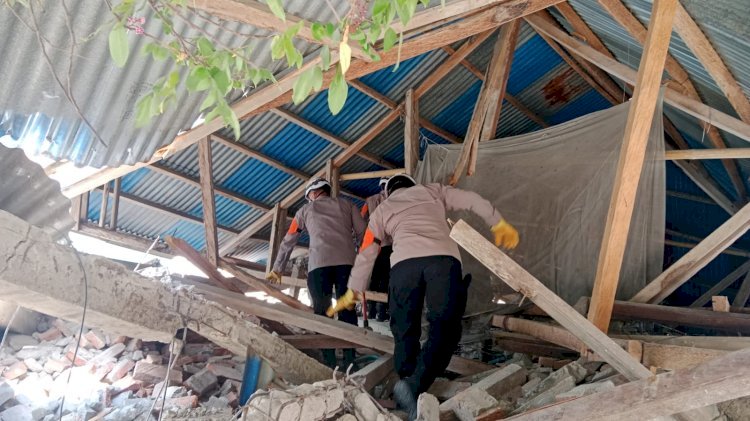 Saat Rumah Tak Lagi Aman, Polisi Bantu Warga Selamatkan Harta yang Tersisa