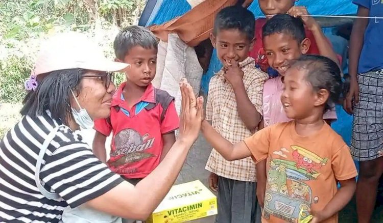 Rayakan HUT ke-39 dengan Berbagi, Bhayangkari Brimobda NTT Sambangi Warga Terdampak Gempa di Bora Blupur