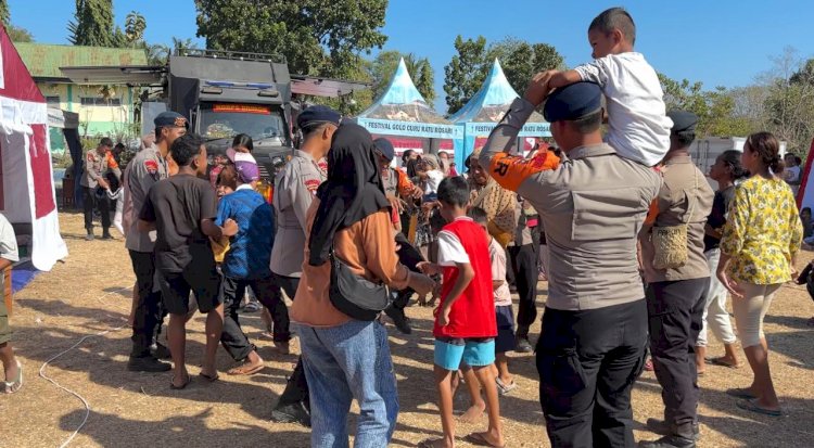 Dari Tenda Pengungsian hingga Reruntuhan, Polri Terus Hadir Dampingi Warga Terdampak Gempa Flores