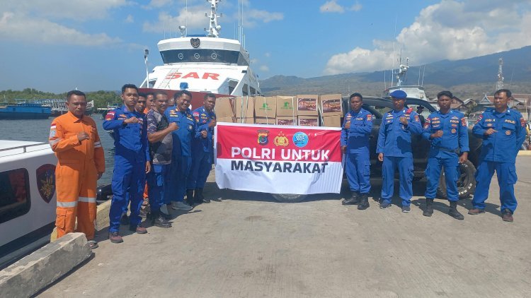 Menembus Laut, Polri Antar 100 Dos Sembako untuk Warga Terdampak Gempa di Pulau Pemana