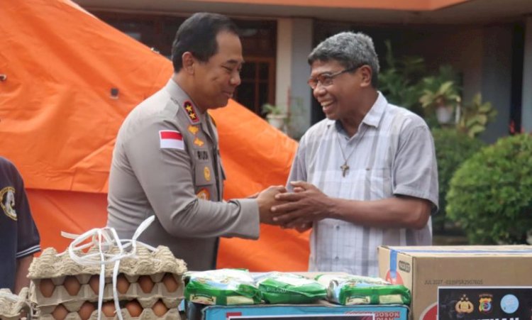 Kapolda NTT Sambangi Keuskupan Agung Ende, Bawa Bantuan Rp100 Juta untuk Pemulihan Gereja Pascagempa