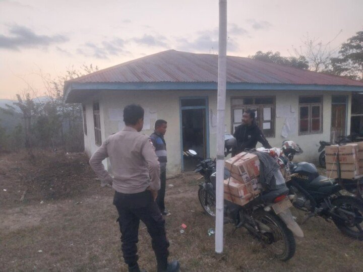 Polri Salurkan Bantuan untuk Warga Terdampak Gempa Flores, 15 KK di Wae Jare Terima Sembako dan Selimut