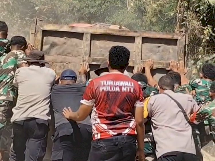 Akses Jalan Tertutup Longsor, Polri dan Warga Gotong Royong Buka Jalur Bantuan di Palue