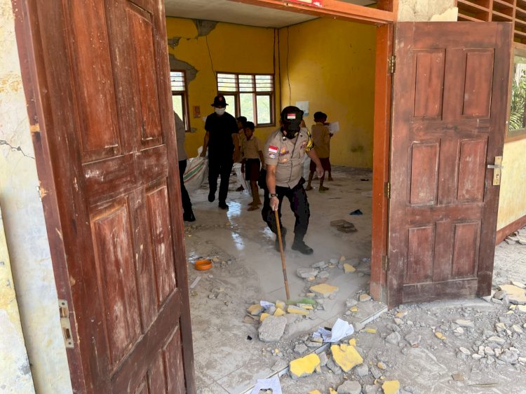 Polres Manggarai Hadir di SDN Sama Jaya, Puluhan Personel Bantu Bersihkan Puing Bangunan