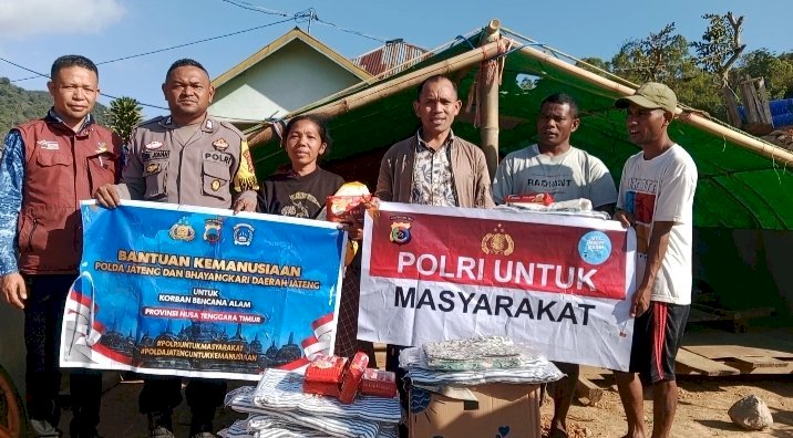 Bhabinkamtibmas Polres Manggarai Hadir di Tengah Warga Terdampak Gempa, Salurkan Bantuan dari Polda Jawa Tengah