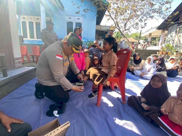 Polres Ende dan Bhayangkari Hadirkan Senyum di Tengah Luka Gempa, 44 Anak Terima Bantuan Pendidikan