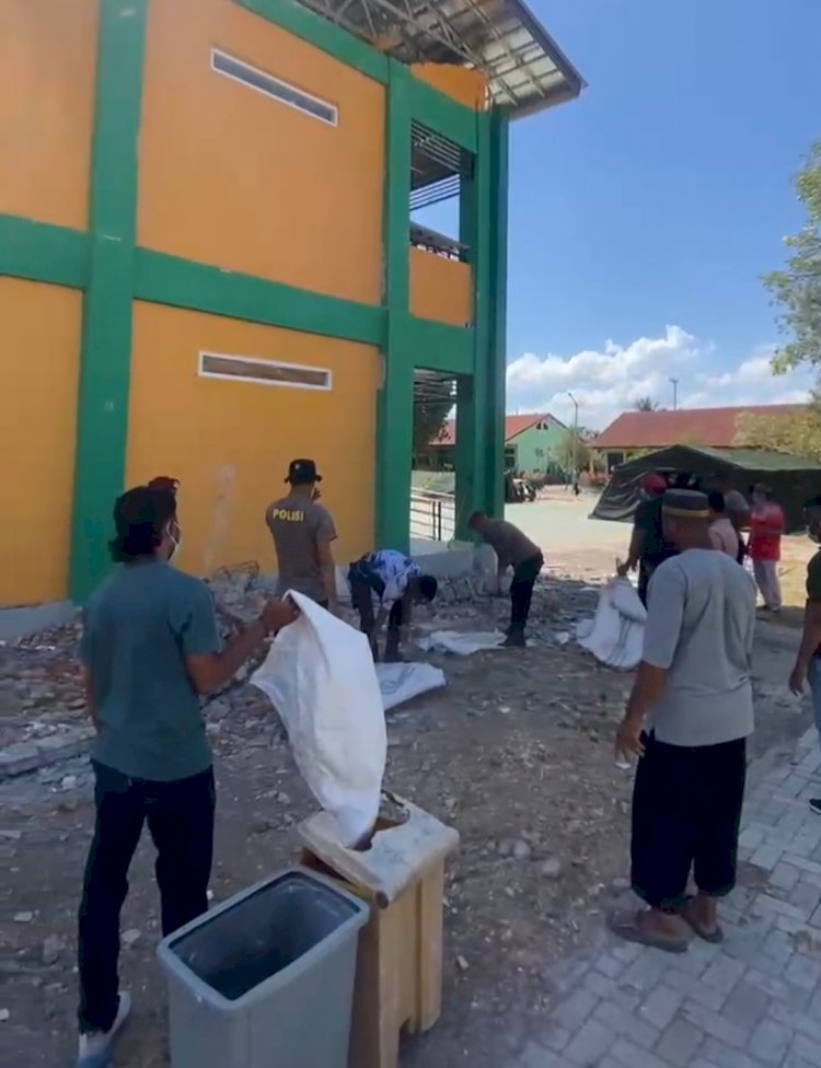 Pasca Gempa Flores M7,7, POLRI dan TNI Bersihkan Puing MAN Nagekeo, Siapkan Tenda Darurat untuk Siswa
