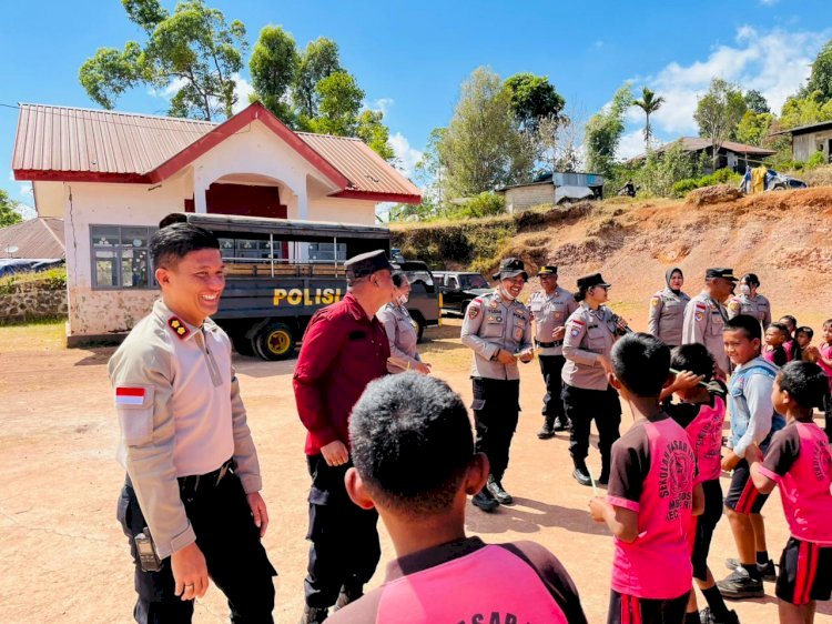 Kapolres Manggarai Temani Anak Korban Gempa, Hadirkan Semangat dan Harapan di SDI Mbongos