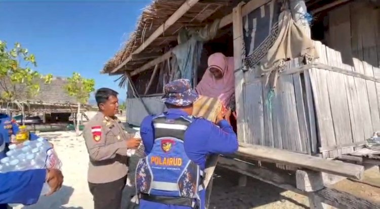 Tak Hanya ke Daratan, Polri Susuri Laut Antar Bantuan untuk Warga Pesisir dan Nelayan Terdampak Gempa Sikka