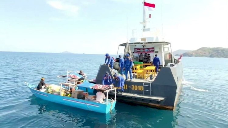 Arungi Laut, Polri Tembus Pesisir Pasir Panjang Antar Bantuan untuk Warga Terdampak Gempa