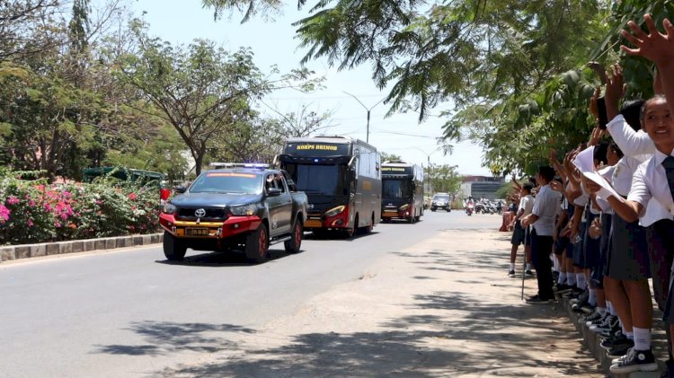 Ratusan Pelajar di Labuan Bajo Lepas Kepulangan Pasukan Brimob Pasca-Misi Kemanusiaan Flores