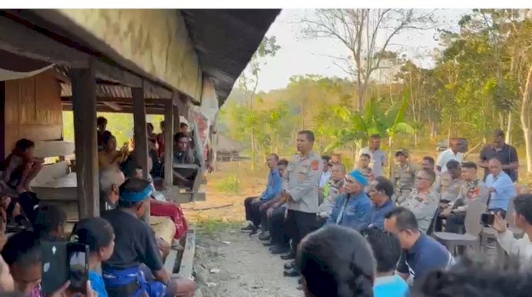 Sampaikan Duka Cita yang Mendalam, PJU Polda NTT Bersama Kapolres Sumba Barat Melayat ke Rumah Duka Korban Penembakan (Pelaku Curnak)