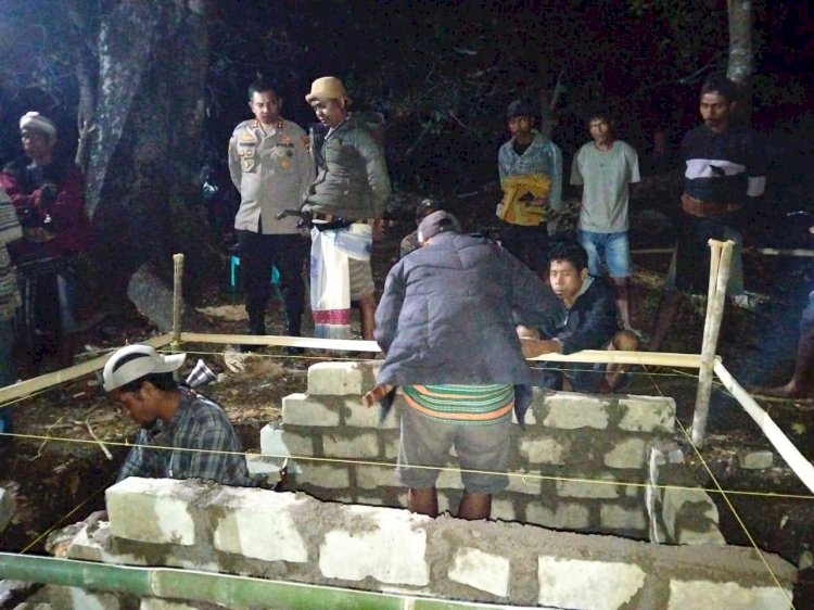 Wujud Empati dan Solidaritas, Kapolres Sumba Barat Layat dan Beri Bantuan Material untuk Keluarga Almarhum Marselinus Pagegi