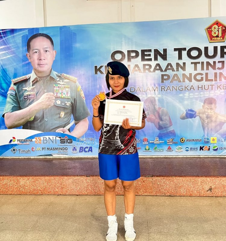 Bripda Erniati Ngongo Sabet Medali Emas di Open Turnamen Kejuaraan Tinju Piala Panglima TNI 2026 di Surabaya