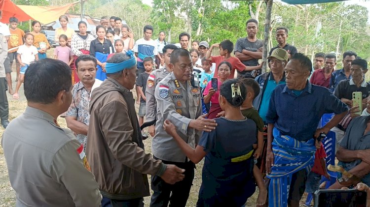 Wujud Empati dan Kemanusiaan, Kabid TIK Polda NTT Bersama Kapolres Sumba Barat Melayat ke Rumah Duka Almarhum Jowa Tana