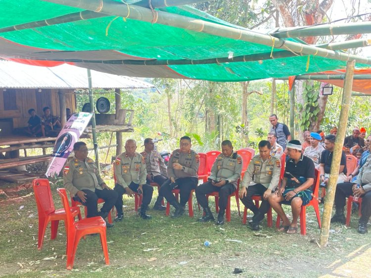 Kehadiran Penuh Empati, Pejabat Polda NTT dan Kapolres Hadiri Prosesi Pemakaman Almarhum Marselinus Pagegi di Sumba Tengah