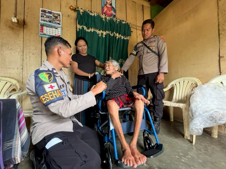 Sentuhan Kemanusiaan Divhumas Polri di Flores: Air Mata Haru Ibu Dortea Saat Terima Kursi Roda dan Sembako
