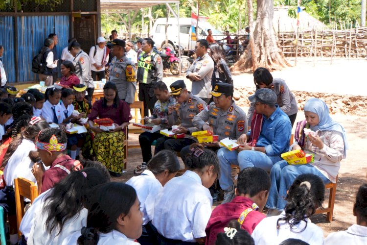 Resmikan Revitalisasi SMPTK Imanuel Tuapakas, Kapolda Ajak Siswa Makan Bersama Penuh Kehangatan