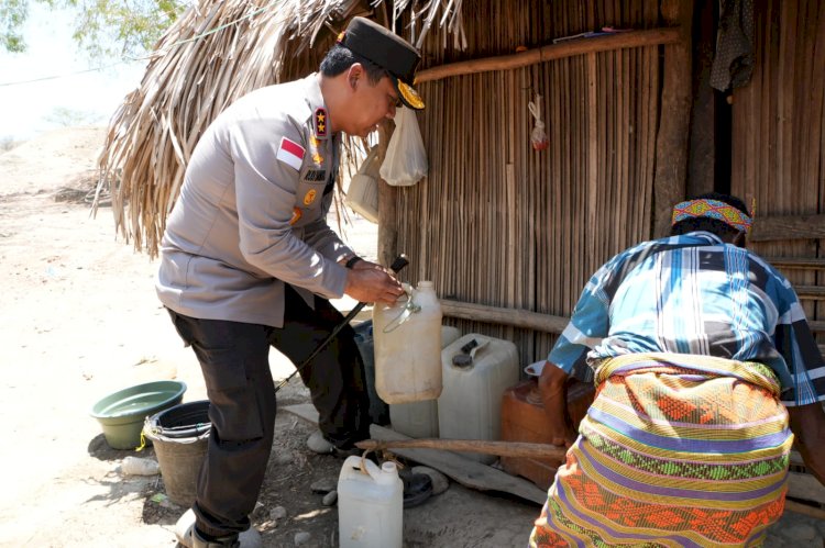 Kunjungi Rumah Warga Desa Benu, Kapolda NTT Dengar Langsung Perjuangan Dapatkan Air Bersih