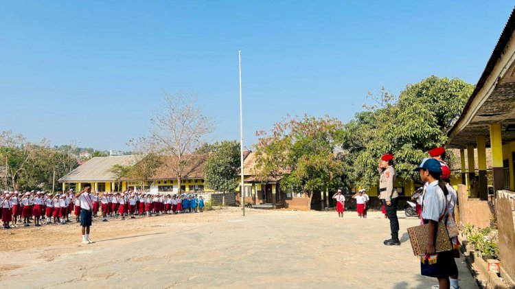 Polisi Pimpin Upacara di Sekolah Kristen Tunas Mandiri Kupang, Polda NTT Ajak Pelajar Hentikan Perundungan