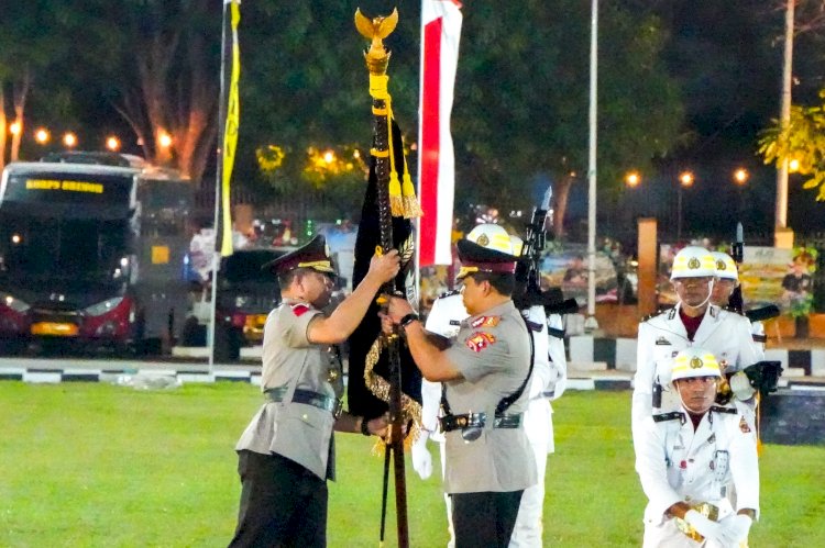 Penyerahan Pataka Catya Turangga Wira Sakti Tandai Pergantian Kepemimpinan Polda NTT dari Komjen Pol. Dr. Rudi Darmoko, S.I.K., M.Si. kepada Irjen Pol. Reza Arief Dewanto, S.I.K.