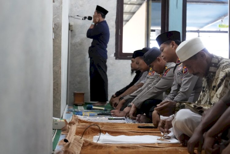 Jumat Keliling di Masjid Alhamidin RSB, Wakapolda NTT Pererat Silaturahmi dan Bangun Kepercayaan Masyarakat
