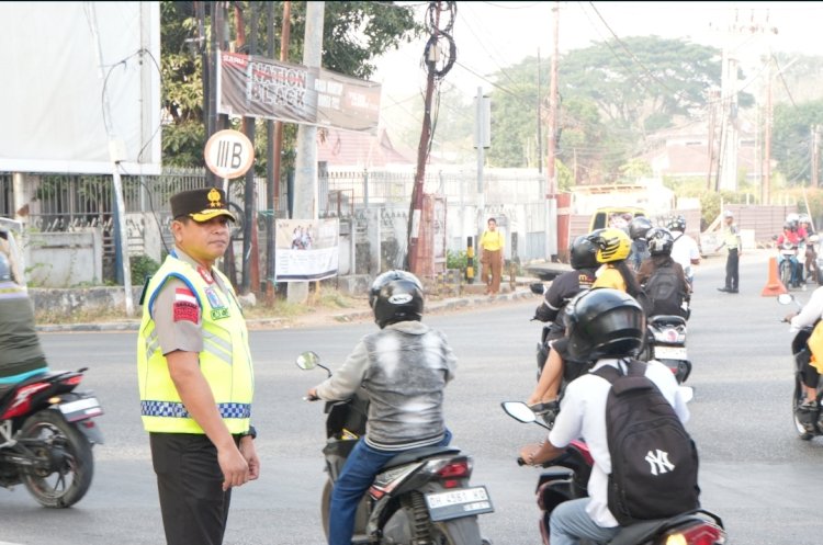 Tak Hanya Memberi Arahan, Kapolda dan Wakapolda NTT Turun Langsung Atur Lalu Lintas di Jam Sibuk Pagi