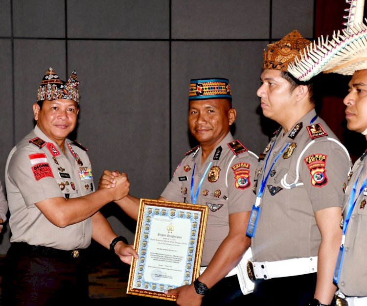 Kapolda NTT Beri Penghargaan kepada Kasat Lantas Berprestasi, Polres Kupang dan Ende Raih Peringkat Pertama