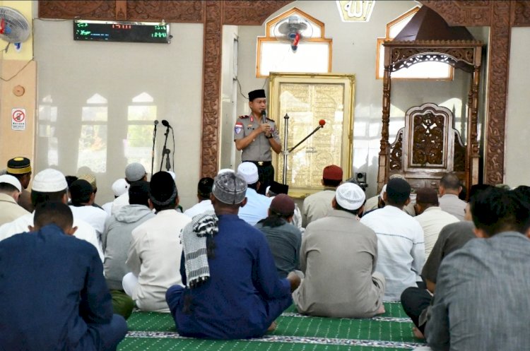 Jumat Keliling Wakapolda NTT: Salat Berjemaah, Sampaikan Pesan Kamtibmas, dan Sambangi Pelajar