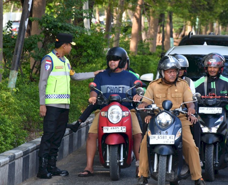 Wakapolda NTT Brigjen Pol. Faizal Turun Langsung Atur Lalu Lintas, Pastikan Aktivitas Pagi Masyarakat Lancar