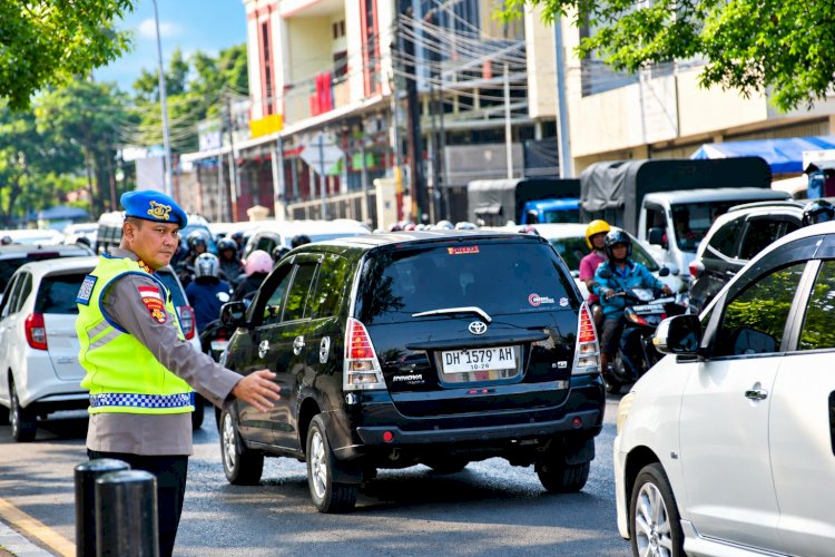 Polda NTT Hadirkan Pelayanan Pagi, Dirlantas dan Kabidpropam Turun Langsung Atur Arus Lalu Lintas