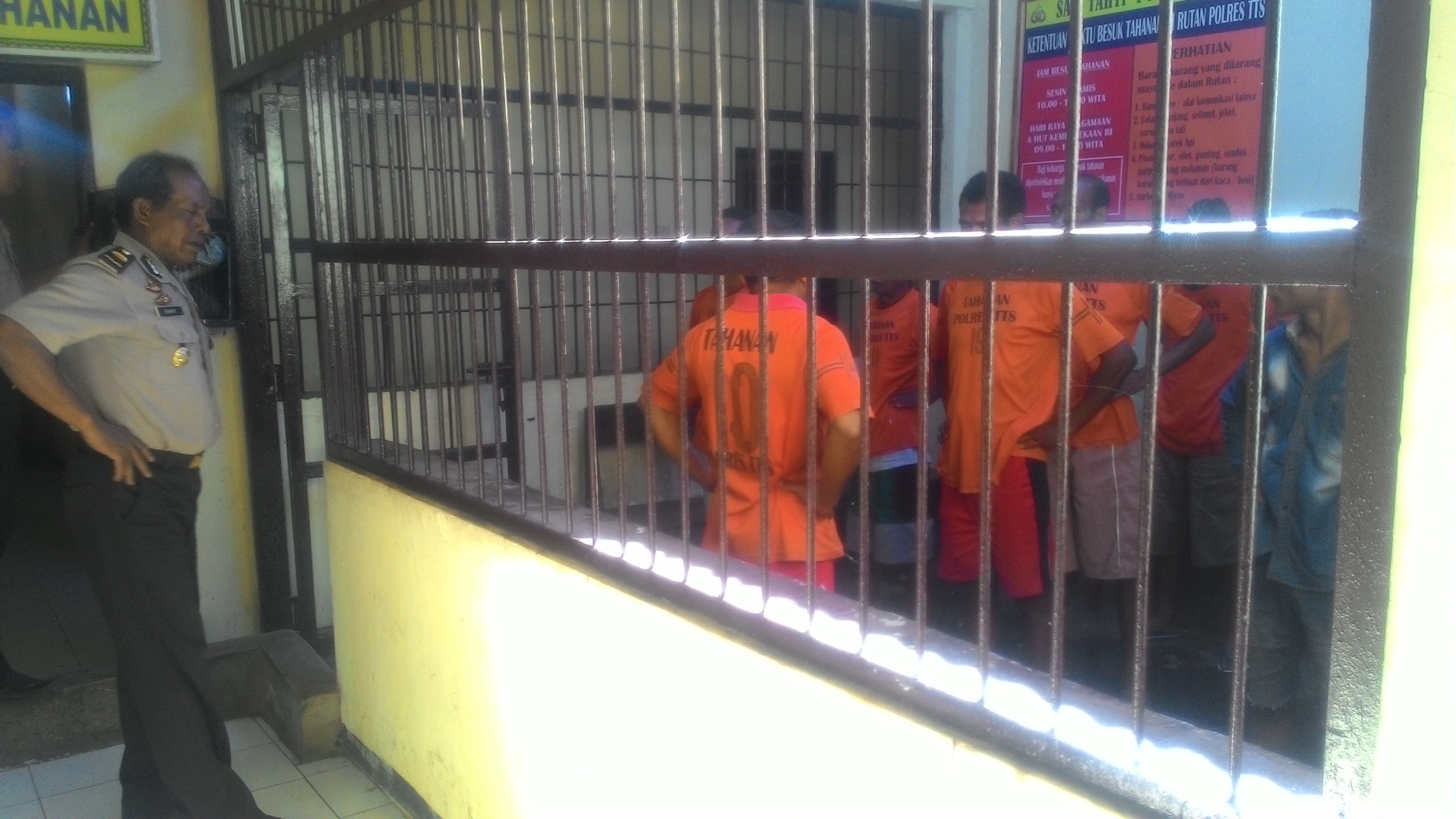 Kasat Tahti Polres TTS Ajak Tahanan Berolah Raga