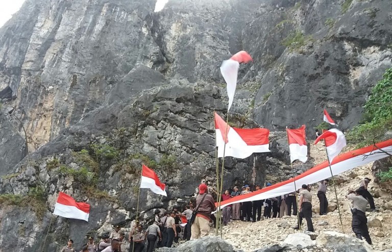 Polres TTS Kibarkan Bendera Merah Putih Di Puncak Gunung Fatu Naesusu