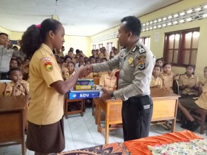 Sat Binmas Polres Ngada Akhiri sosialisasi dengan memberikan bantuan pendukung sekolah