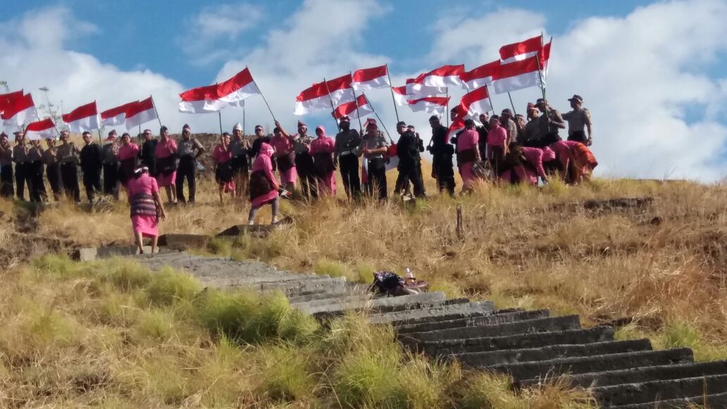Jelang HUT RI  Ke-72,Polres Sikka kibarkan Sang Merah Putih di puncak bukit Tanjung