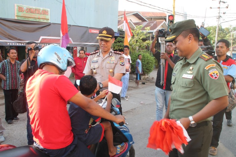 Polres Belu bersama aparat TNI bagikan Bendera Merah Putih dan ganti bendera masyarakat yang lusuh