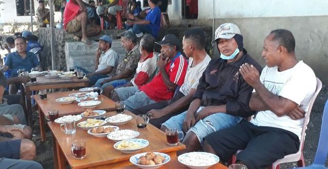 Sambangi Desa Lewokeleng, Kapolsek Adonara Timur berikan bantuan duka kepada keluarga tokoh adat