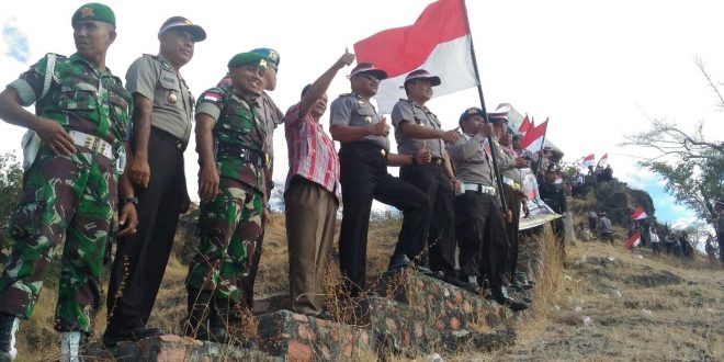Bersama TNI, Polres TTU Kibarkan Sang Merah Putih di Puncak Bukit Tanjung Bastian
