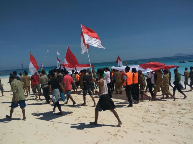 Jaga keutuhan NKRI, Polri-TNI bersama masyarakat Kibarkan Bendera Merah Putih dipulau perbatasan