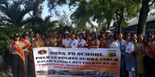 Goes To School, Polwan Polres Sumba Timur gelar upacara bendera di SMA Negeri 1 Waingapu