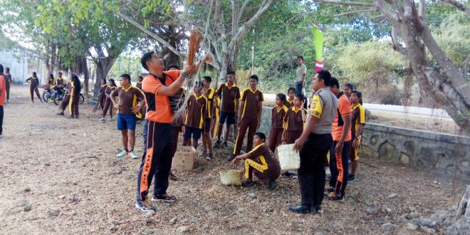 Pererat Tali Silaturahmi, Polsek Rote Tengah Gotong Royong Bersihkan Lingkungan Kantor Kecamatan